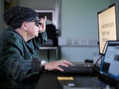 Пациент проходит обучение после получения электронного глазного импланта PRIMA (Источник изображения: Moorfields Eye Hospital)