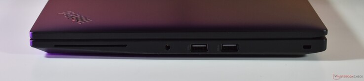 правильно: Считыватель смарт-карт, 3,5 мм аудио, USB-A 2.0, USB-A 3.2 Gen 1, слот для замка Кенсингтона