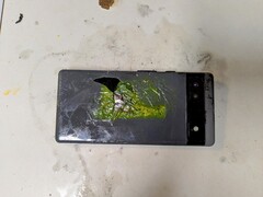 За последний месяц загорелись как минимум два Pixel 6a. (Источник изображения: пользователь Reddit u/zaliver)