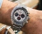 Prospex Speedtimer Solar HBJ001 с серебристым циферблатом и черными дополнительными циферблатами на запястье, с черным безелем с тахиметрической шкалой и браслетом из нержавеющей стали.