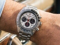 Prospex Speedtimer Solar HBJ001 с серебристым циферблатом и черными дополнительными циферблатами на запястье, с черным безелем с тахиметрической шкалой и браслетом из нержавеющей стали.