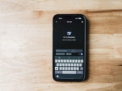 Смартфон с приложением DeepSeek на экране