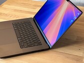 Линейка MacBook Pro текущего поколения оснащена мини-дисплеями на светодиодах и имеет довольно громоздкую по меркам Apple конструкцию.
