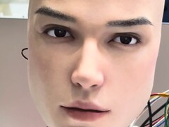 Роботизированная голова Origin M1 от AheadForm отображает выражения лица, которые почти похожи на человеческие. (Источник изображения: AheadForm через YouTube)