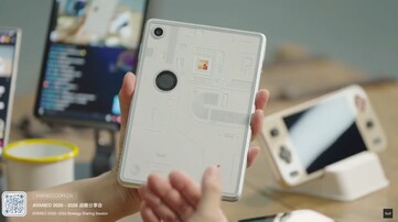 Рабочий прототип игрового планшета Ayaneo Gaming Pad оснащен одной задней камерой, а не двумя, как было показано на предыдущих рендерах. (Источник 