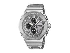 Часы Casio GMC-B2100ADS-1A имеют многокомпонентную конструкцию с заметными переходами между безелем, средней частью корпуса и задней крышкой.