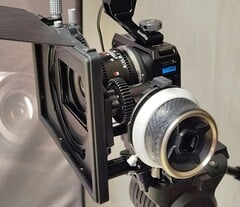 Камера GoPro Mission 1 Pro ILS с объективом Laowa 17mm T1.9 MFT Cine, установленная в клетке Small Rig с фоллоу-фокусом и матовым боксом.