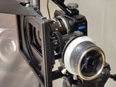 Камера GoPro Mission 1 Pro ILS с объективом Laowa 17mm T1.9 MFT Cine, установленная в клетке Small Rig с фоллоу-фокусом и матовым боксом.