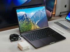 Будущий MacBook Pro с OLED-дисплеем может быть значительно легче, но некоторые поклонники опасаются компромиссов в отношении времени автономной работы, охлаждения и портов.