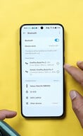 Экран настроек Bluetooth на OnePlus 15R, на котором отображаются две пары наушников OnePlus Buds, подключенных одновременно, что демонстрирует новую функцию «двойного аудио».