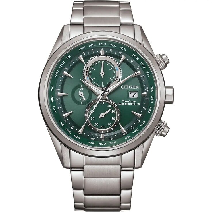Часы Citizen AT8260-85x с зелёным циферблатом, тремя дополнительными циферблатами, корпусом из нержавеющей стали и браслетом из трёх звеньев.