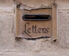 Каменная почтовая щель со словом «Letters», высеченным на стене