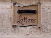 Каменная почтовая щель со словом «Letters», высеченным на стене