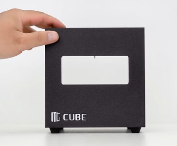 Съемная задняя панель ITG Cube, подчеркивающая конструкцию корпуса, изготовленного методом 3D-печати из двух частей