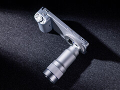 Vivo X300 Ultra с прикрепленными аксессуарами для камеры.