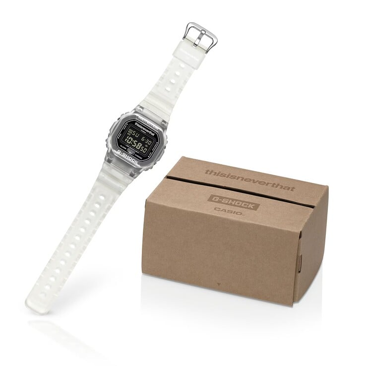 Индивидуальная упаковка модели G-Shock DW-5600TNT-7, представленная рядом с часами.