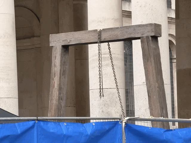 Виселица может указывать на Пожирателя навоза или на возможное воссоздание интро.