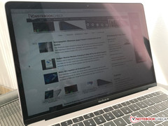 В тени с исключающим отражения углом съёмки