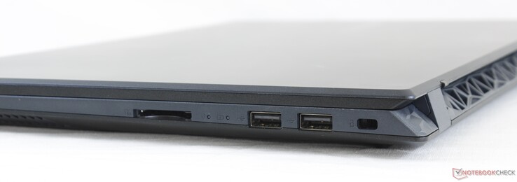 Правая сторона: картридер, USB-A 2.0, слот замка Kensington