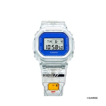 Крупный план часов Casio G-Shock DW-5600GM26-7DR с прозрачным корпусом и синим ободком
