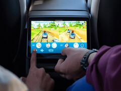 Дети играют в аркадные игры на заднем сиденье Tesla Model Y. (Источник изображения: Tesla)