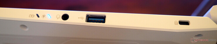 правая сторона: Линейный вход/выход, USB-A 3.2, замок Кенсингтона