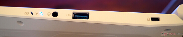 правая сторона: Линейный вход/выход, USB-A 3.2, замок Кенсингтона