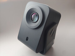 Портативный проектор TCL C1 предлагает хорошее качество изображения и бесплатное прямое ТВ. (Источник изображения: Notebookcheck)