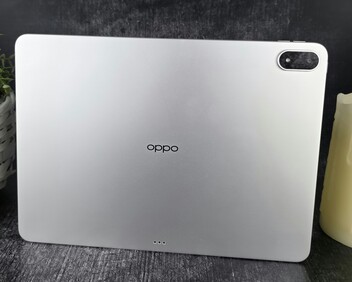 Обзор планшета Oppo Pad 4 Pro. (Источник изображения: Marcus Herbrich/Notebookcheck)