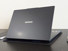 IdeaPad Slim 3 15 15IRH10R перешел на соотношение сторон 16:10 и имеет более крупный кликпад, но проприетарный порт для зарядки от сети оставляет кисловатый привкус (Источник изображения: Notebookcheck)