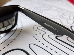 Правый висок Xreal One Pro с брендингом