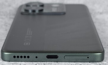 Снизу (динамик, микрофон, USB-порт, лоток SIM/microSD)
