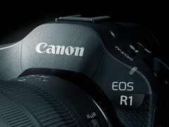 Крупный план фотоаппарата Canon EOS R1. 