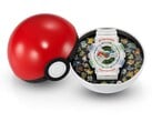 Часы Casio G-Shock Pokémon 30th Anniversary GA-110 представлены в футляре в форме покебола с декоративной вставкой, на которой изображены 30 покемонов.