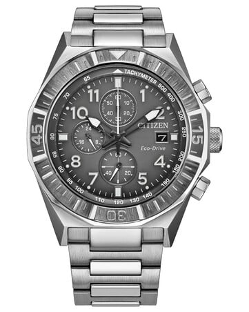 Вид сбоку на часы Citizen Nighthawk CA0890-54H, на котором видны корпус из нержавеющей стали, заводная головка, кнопки хронографа и браслет.
