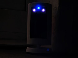 Индикатор активности - синий, ИК-индикаторы - красные.