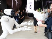 Поздравления для Nvidia и вызов Tesla Optimus и BYD Xiao Di: робот CLOiD с искусственным интеллектом от LG встречает гостей в Сеуле. Компании LG и Nvidia планируют задействовать 100 000 часов обучения искусственного интеллекта для выхода на рынки бытовых и промышленных роботов.