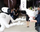 Поздравления для Nvidia и вызов Tesla Optimus и BYD Xiao Di: робот CLOiD с искусственным интеллектом от LG встречает гостей в Сеуле. Компании LG и Nvidia планируют задействовать 100 000 часов обучения искусственного интеллекта для выхода на рынки бытовых и промышленных роботов.