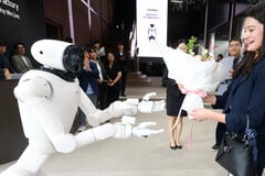 Поздравления для Nvidia и вызов Tesla Optimus и BYD Xiao Di: робот CLOiD с искусственным интеллектом от LG встречает гостей в Сеуле. Компании LG и Nvidia планируют задействовать 100 000 часов обучения искусственного интеллекта для выхода на рынки бытовых и промышленных роботов.
