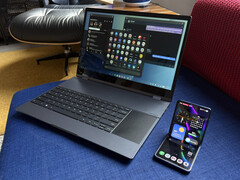 Galaxy Z Flip7 подключается к беспроводной сети с помощью NexDock XL. (Источник изображения: Майкл Фишер)