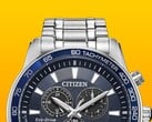Крупный план часов Citizen BL5640-59L с циферблатом глубокого синего цвета на фоне однотонного желтого цвета.
