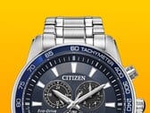 Крупный план часов Citizen BL5640-59L с циферблатом глубокого синего цвета на фоне однотонного желтого цвета.