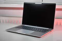 HP EliteBook 8 G1a 14 (источник изображения: Benjamin Herzig/Notebookcheck)