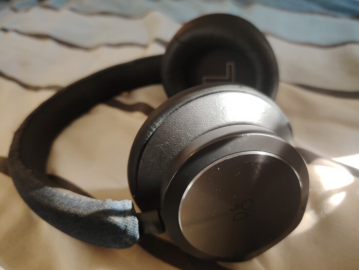 Мой текущий комплект Beoplay Portal. Кожаный ремешок для головы заменен джинсовым материалом, который ранее был изношен. (Источник изображения: Darryl Linington - Notebookcheck)