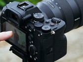 Беззеркальная фотокамера Sony A7 4 на штативе с оператором