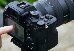 Беззеркальная фотокамера Sony A7 4 на штативе с оператором