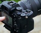 Беззеркальная фотокамера Sony A7 4 на штативе с оператором