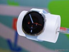 Samsung Galaxy Watch 9 41 мм с белым ремешком (на изображении)