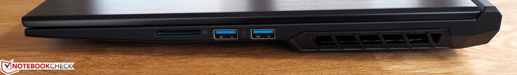 Правая сторона: картридер, 2 x USB 3.0 Type-A