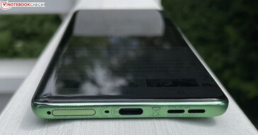 Снизу: Слот SIM/microSD, микрофон, USB-C 2.0, динамик